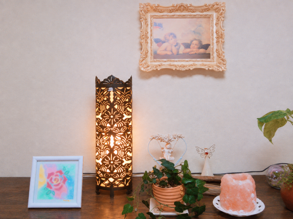ローズリッシュのサロン内観。温かな照明と観葉植物、天使の絵を飾った空間。